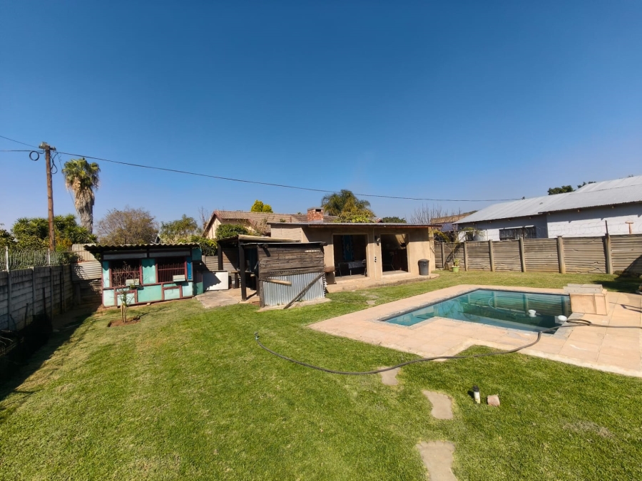 To Let 4 Bedroom Property for Rent in Oos Einde North West